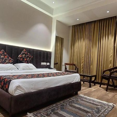 Hotel Alpine Plaza Shāhpur 外观 照片