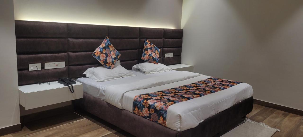 Hotel Alpine Plaza Shāhpur 外观 照片