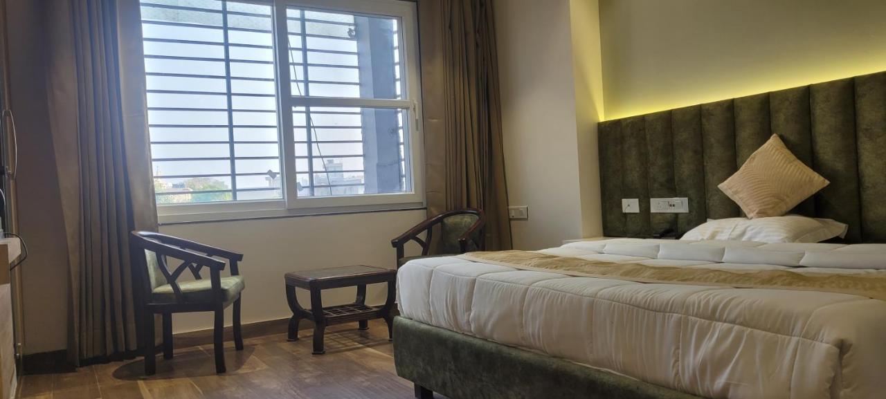 Hotel Alpine Plaza Shāhpur 外观 照片