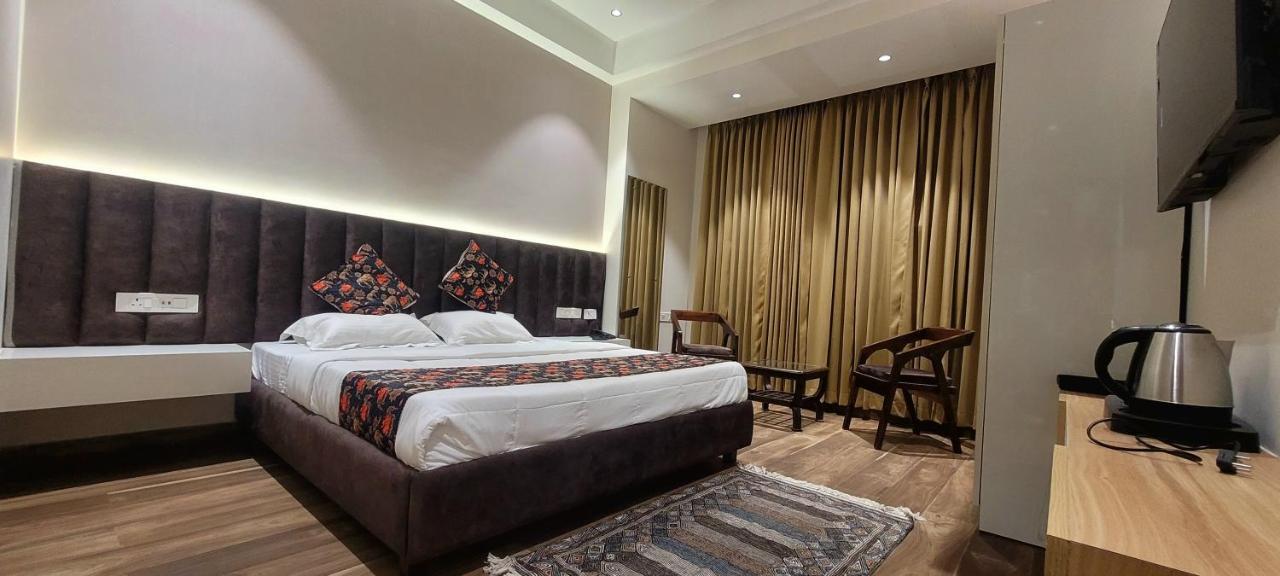 Hotel Alpine Plaza Shāhpur 外观 照片