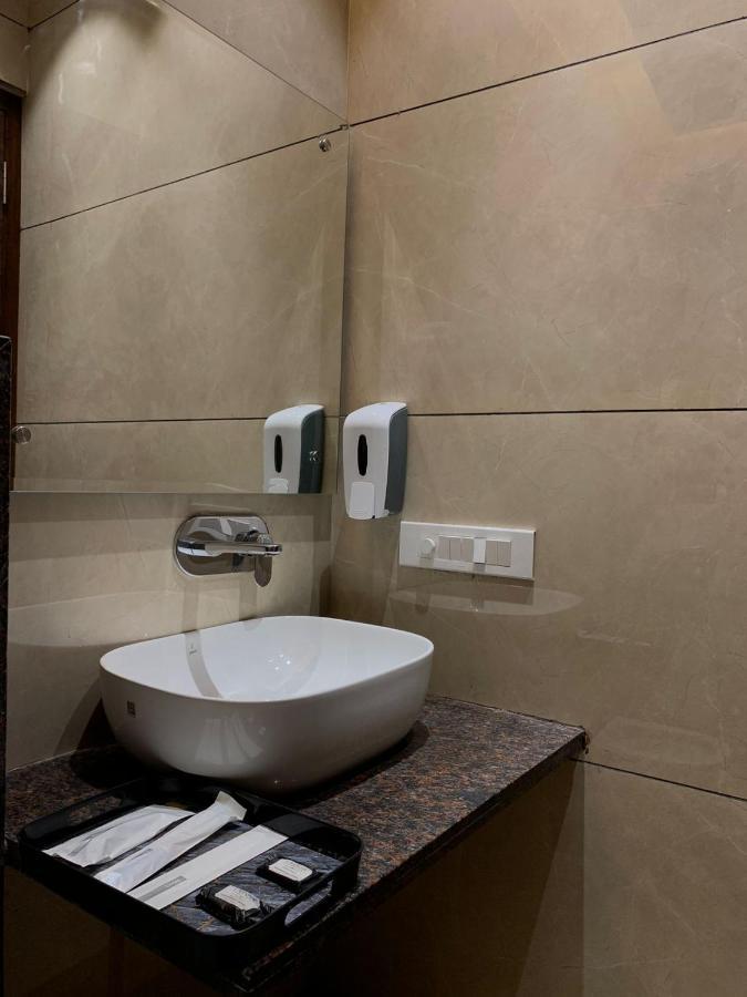 Hotel Alpine Plaza Shāhpur 外观 照片