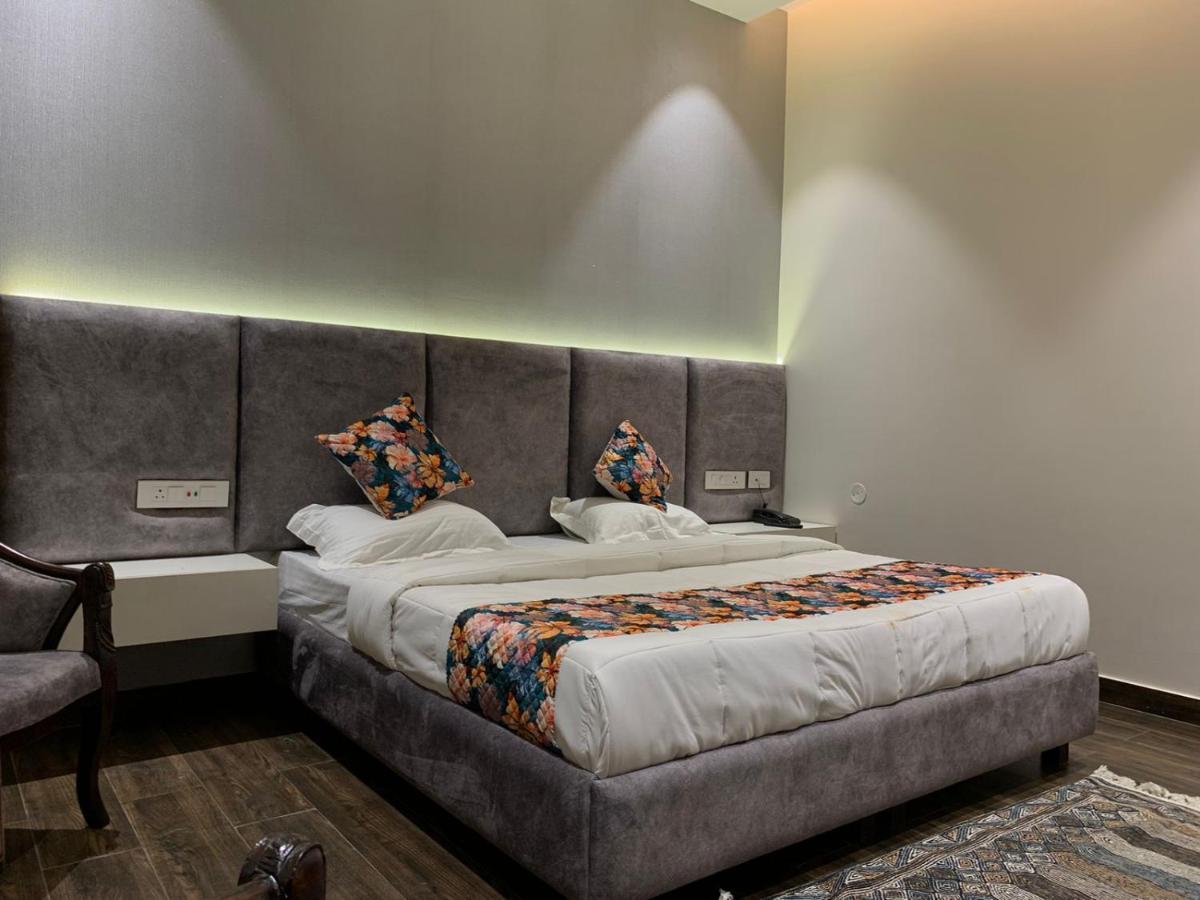 Hotel Alpine Plaza Shāhpur 外观 照片